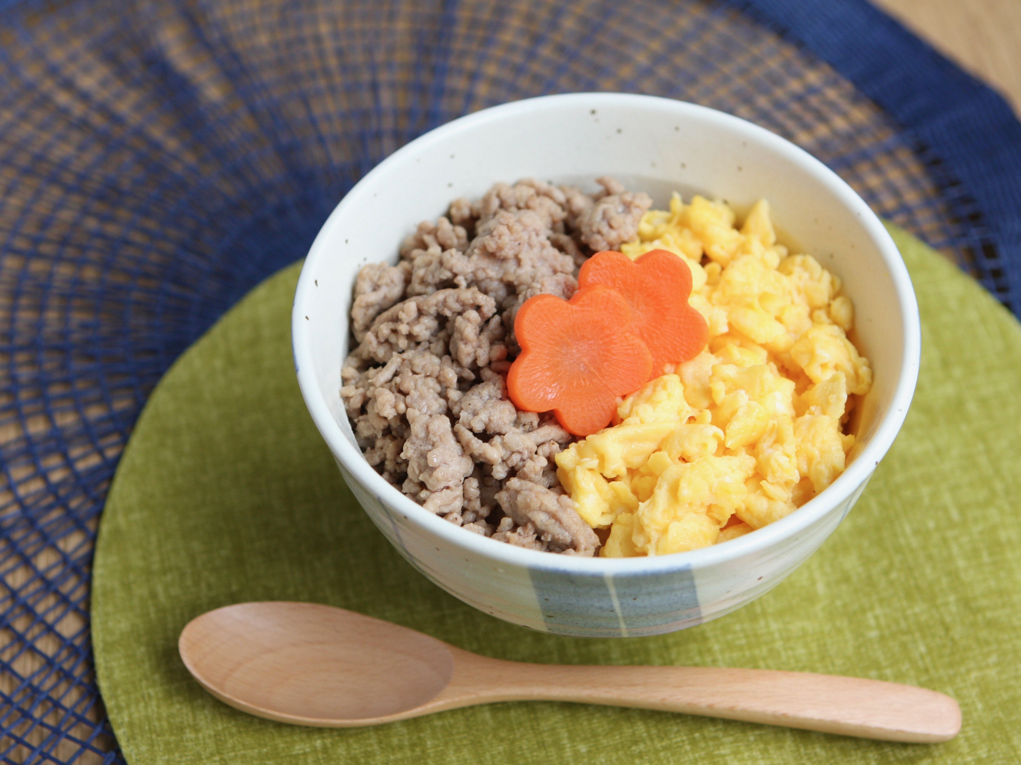 二色そぼろ丼